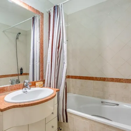 4Pax Vilamoura Flat With Pool & Garage By Lovelystay 아파트 쿼테이라